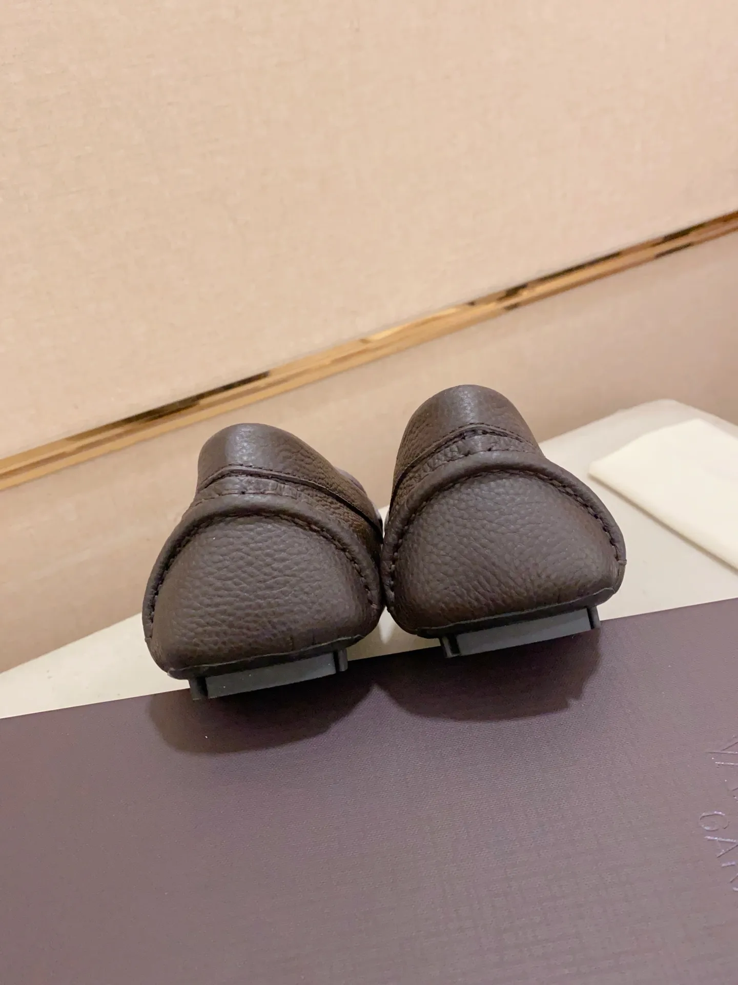 Men's shoes💰: 680💰VALENTINO, made of imported cowhide with imported water-dyed cowhide lining, iconic hardware and iconic wear-resistant outsole. 38-44. 45 VALENTINO packaging can be customized to enjoy the brand’s iconic product packaging
